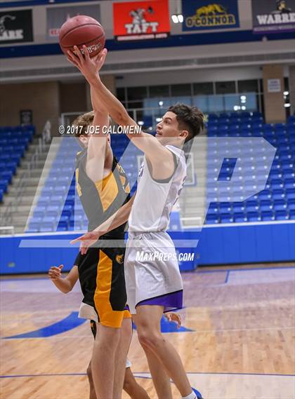 Thumbnail 3 in Warren vs Brennan photogallery.