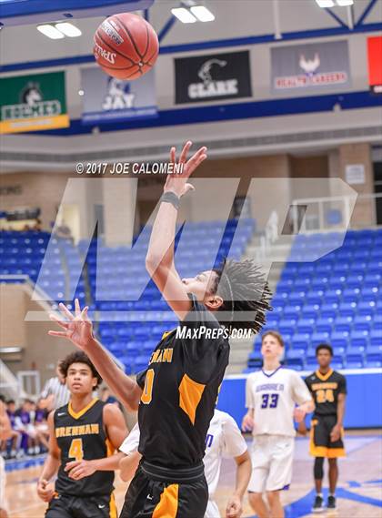 Thumbnail 3 in Warren vs Brennan photogallery.