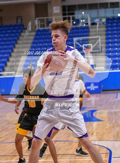 Thumbnail 3 in Warren vs Brennan photogallery.