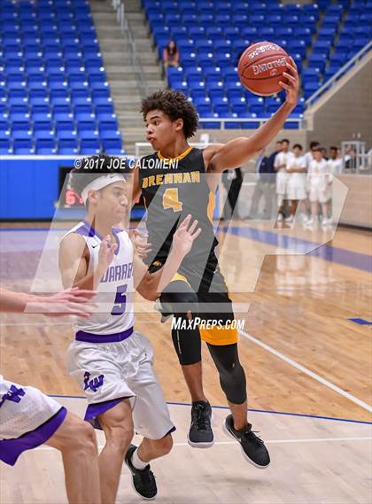 Thumbnail 3 in Warren vs Brennan photogallery.