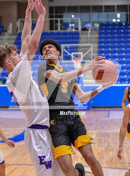 Thumbnail 3 in Warren vs Brennan photogallery.