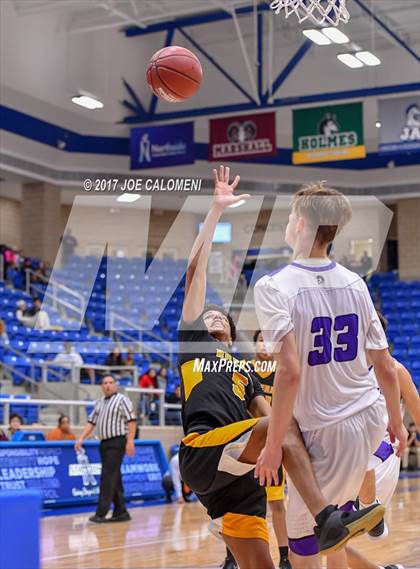 Thumbnail 2 in Warren vs Brennan photogallery.