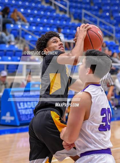 Thumbnail 1 in Warren vs Brennan photogallery.