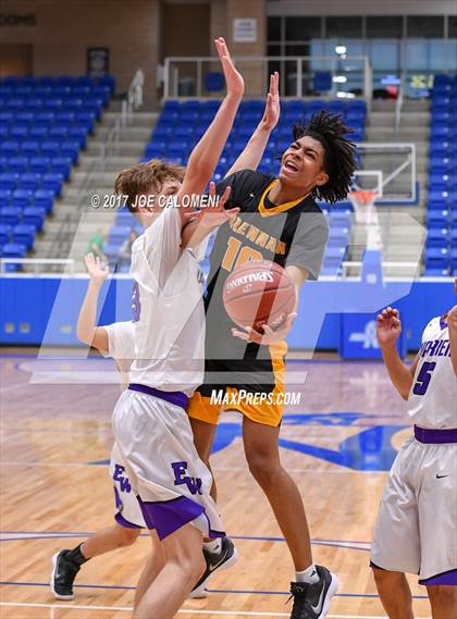 Thumbnail 2 in Warren vs Brennan photogallery.