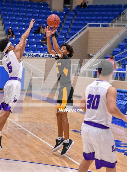 Thumbnail 2 in Warren vs Brennan photogallery.