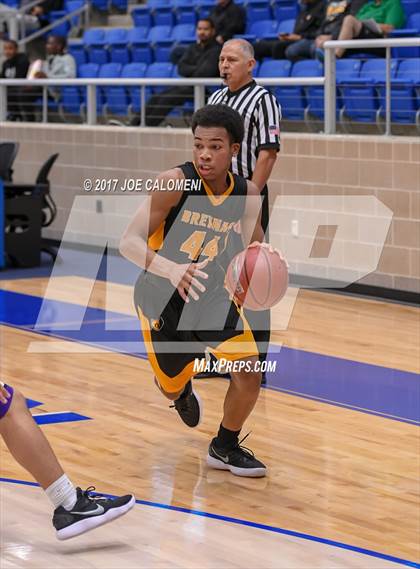 Thumbnail 3 in Warren vs Brennan photogallery.
