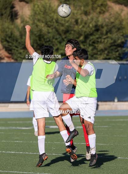 Thumbnail 3 in La Salle vs Gabrielino (Scrimmage) photogallery.