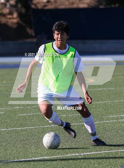Thumbnail 3 in La Salle vs Gabrielino (Scrimmage) photogallery.