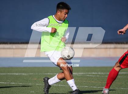 Thumbnail 3 in La Salle vs Gabrielino (Scrimmage) photogallery.