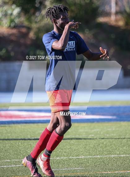 Thumbnail 2 in La Salle vs Gabrielino (Scrimmage) photogallery.