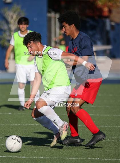 Thumbnail 3 in La Salle vs Gabrielino (Scrimmage) photogallery.