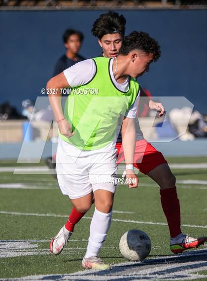 Thumbnail 2 in La Salle vs Gabrielino (Scrimmage) photogallery.
