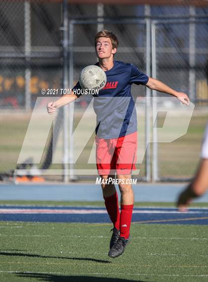 Thumbnail 3 in La Salle vs Gabrielino (Scrimmage) photogallery.