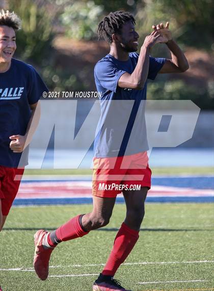 Thumbnail 1 in La Salle vs Gabrielino (Scrimmage) photogallery.