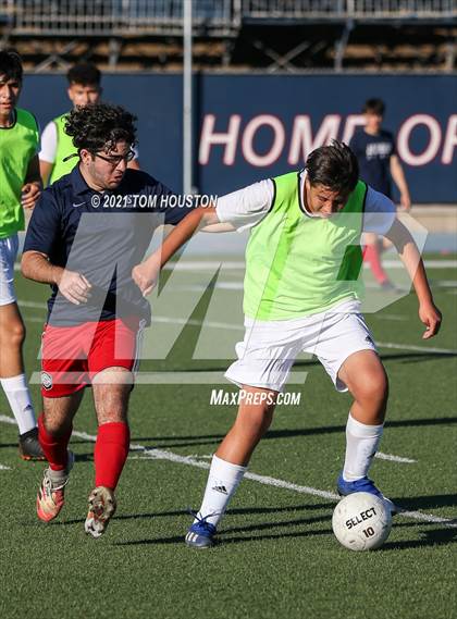 Thumbnail 1 in La Salle vs Gabrielino (Scrimmage) photogallery.