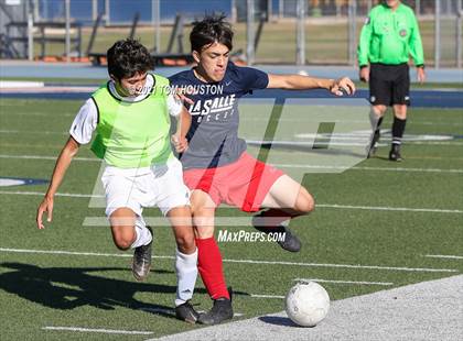 Thumbnail 1 in La Salle vs Gabrielino (Scrimmage) photogallery.