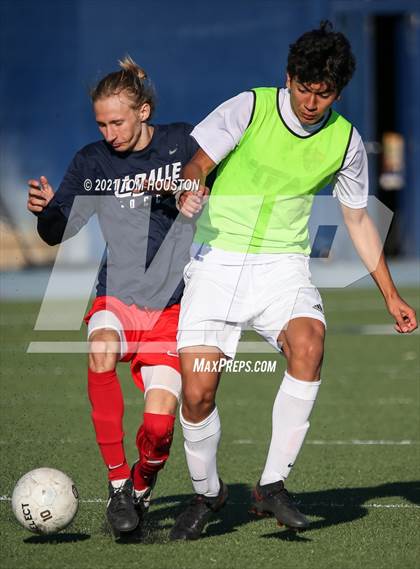 Thumbnail 1 in La Salle vs Gabrielino (Scrimmage) photogallery.