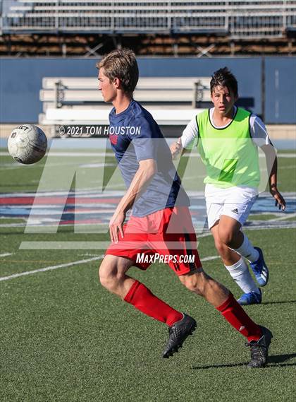 Thumbnail 1 in La Salle vs Gabrielino (Scrimmage) photogallery.