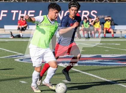 Thumbnail 1 in La Salle vs Gabrielino (Scrimmage) photogallery.
