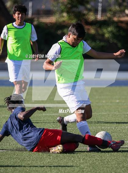 Thumbnail 3 in La Salle vs Gabrielino (Scrimmage) photogallery.