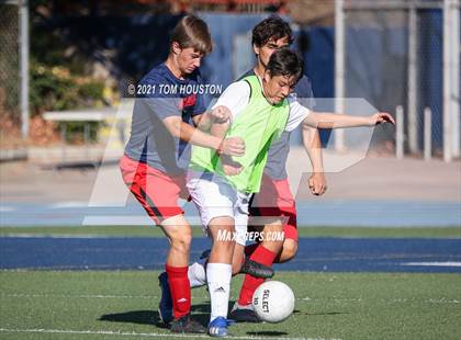 Thumbnail 3 in La Salle vs Gabrielino (Scrimmage) photogallery.