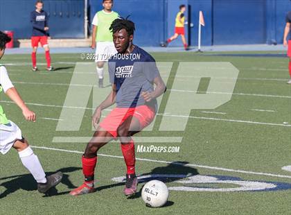 Thumbnail 3 in La Salle vs Gabrielino (Scrimmage) photogallery.