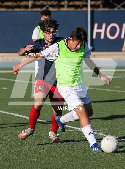 Thumbnail 3 in La Salle vs Gabrielino (Scrimmage) photogallery.