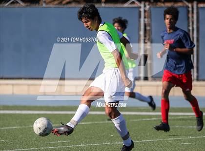 Thumbnail 3 in La Salle vs Gabrielino (Scrimmage) photogallery.