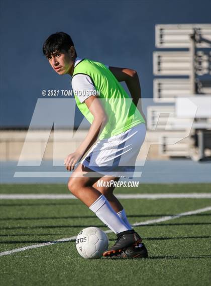 Thumbnail 2 in La Salle vs Gabrielino (Scrimmage) photogallery.