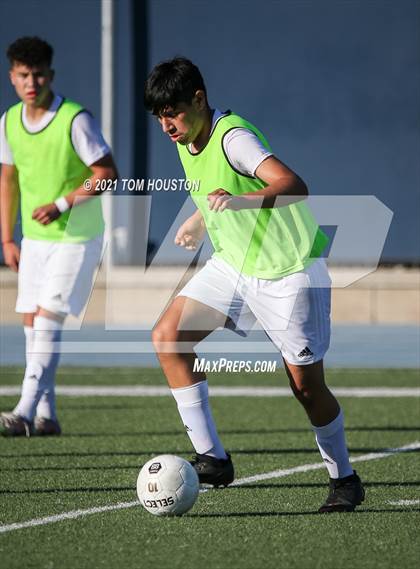 Thumbnail 3 in La Salle vs Gabrielino (Scrimmage) photogallery.