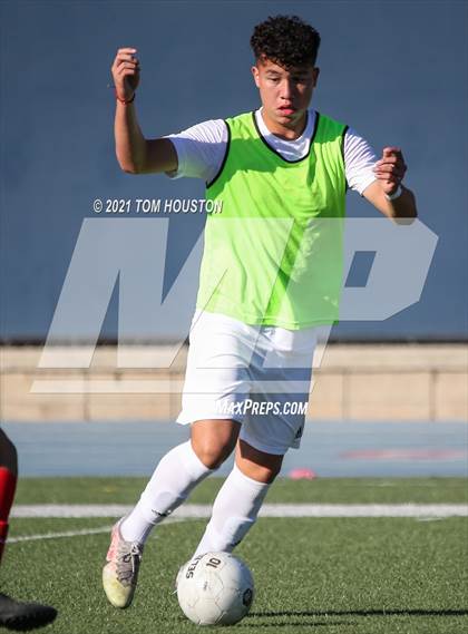 Thumbnail 2 in La Salle vs Gabrielino (Scrimmage) photogallery.