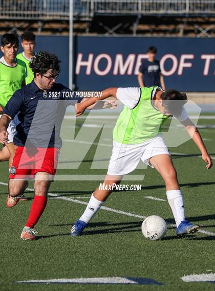 Thumbnail 2 in La Salle vs Gabrielino (Scrimmage) photogallery.
