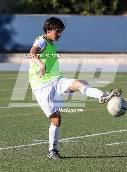 Thumbnail 3 in La Salle vs Gabrielino (Scrimmage) photogallery.