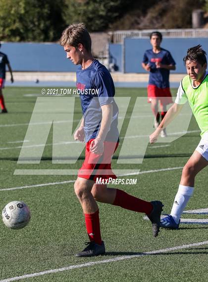 Thumbnail 3 in La Salle vs Gabrielino (Scrimmage) photogallery.