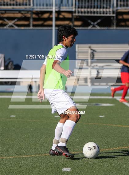 Thumbnail 1 in La Salle vs Gabrielino (Scrimmage) photogallery.