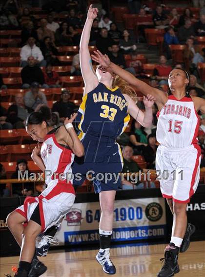 Thumbnail 1 in Lincoln vs. Oak Ridge (CIF SJS D1 Semifinals) photogallery.