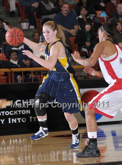 Thumbnail 3 in Lincoln vs. Oak Ridge (CIF SJS D1 Semifinals) photogallery.
