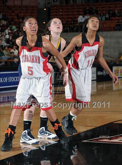 Thumbnail 2 in Lincoln vs. Oak Ridge (CIF SJS D1 Semifinals) photogallery.