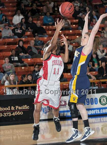 Thumbnail 1 in Lincoln vs. Oak Ridge (CIF SJS D1 Semifinals) photogallery.