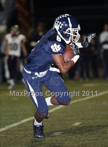 Thumbnail 2 in Loyola vs. Alemany photogallery.