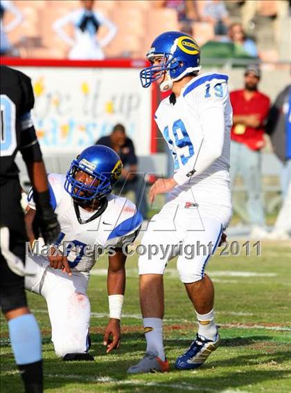 Thumbnail 2 in Crenshaw vs. Carson (CIF LA Section City D1 Final) photogallery.