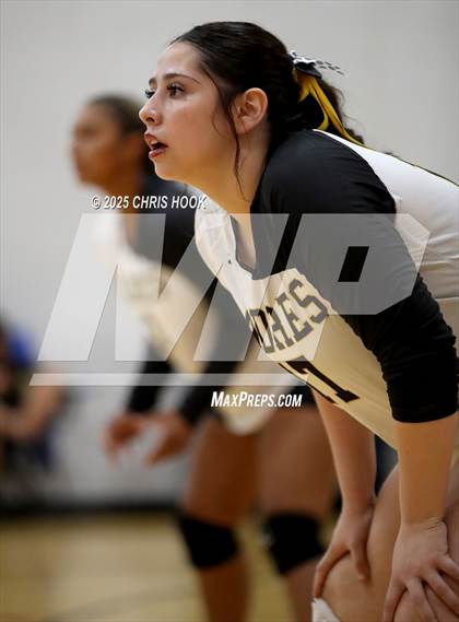Thumbnail 2 in South Mountain vs Marcos de Niza (Florence Invitational) photogallery.