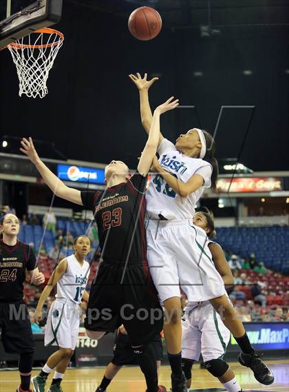 Thumbnail 3 in Sacred Heart Cathedral vs Alemany (CIF State D3 Final) photogallery.