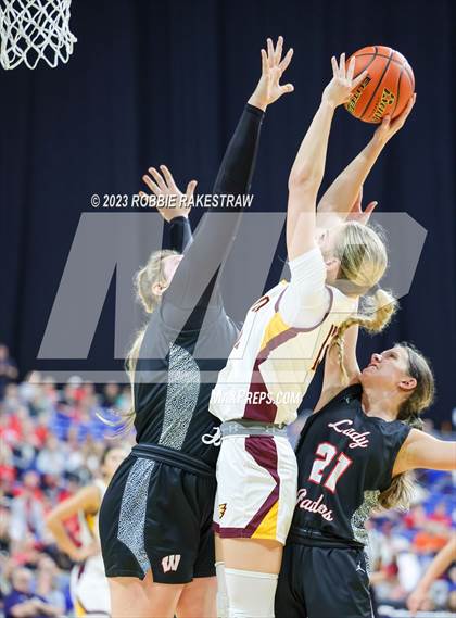 Thumbnail 1 in Fairfield vs. Winnsboro (UIL 3A Basketball State Semifinal) photogallery.
