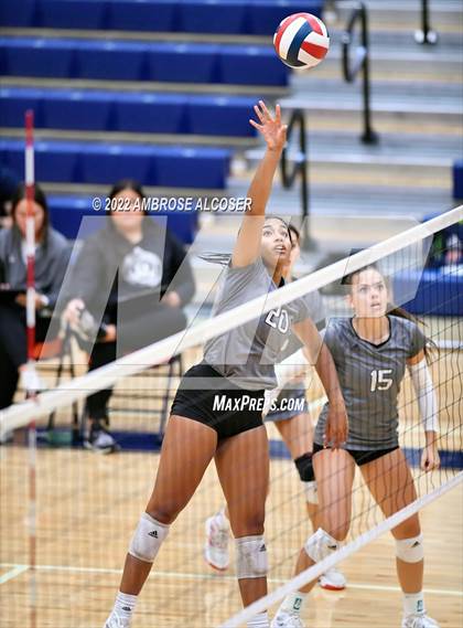Thumbnail 3 in Steele vs. Klein photogallery.