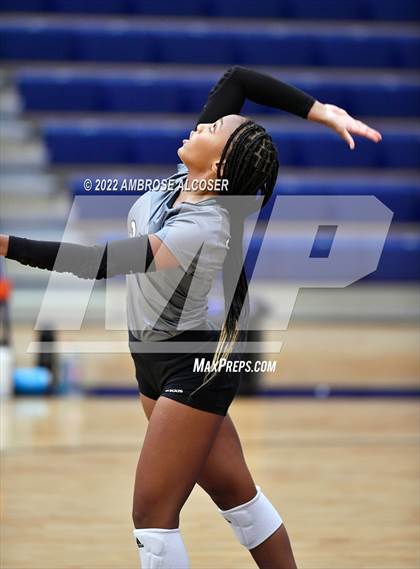 Thumbnail 3 in Steele vs. Klein photogallery.