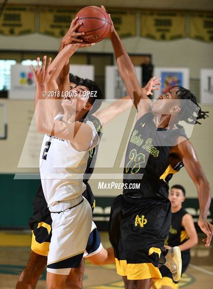 Thumbnail 3 in Notre Dame vs. Notre Dame (SO) (Classic at Damien) photogallery.