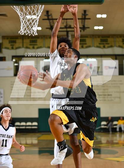 Thumbnail 3 in Notre Dame vs. Notre Dame (SO) (Classic at Damien) photogallery.