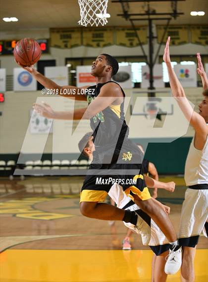 Thumbnail 3 in Notre Dame vs. Notre Dame (SO) (Classic at Damien) photogallery.