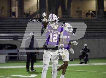 Thumbnail 3 in A&M Consolidated vs. Ball (UIL Football 5A D1 Region III Area Round) photogallery.